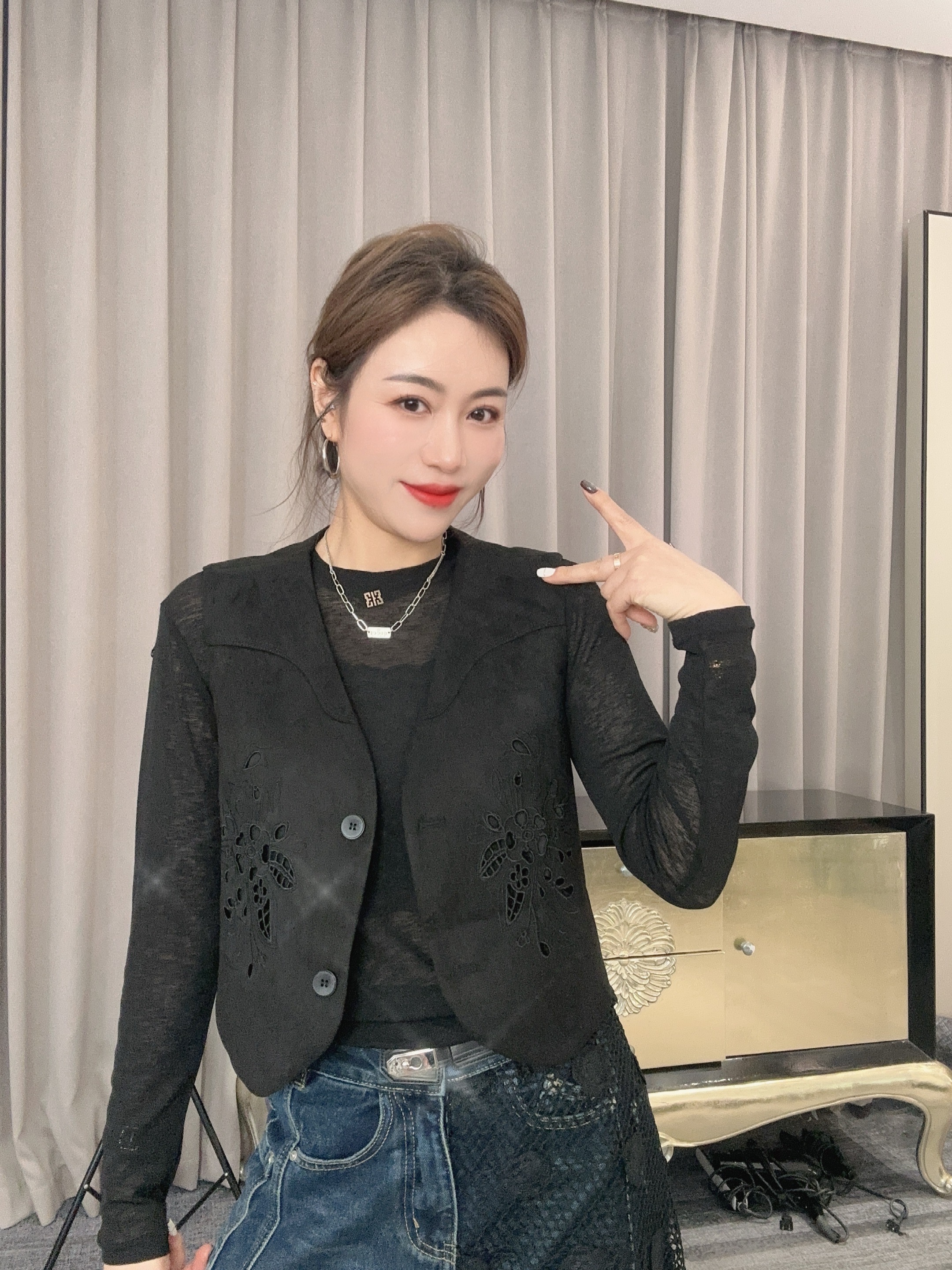 【黄小芳】时尚镂空花边马夹