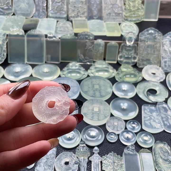 岫玉未镶嵌颈饰龙扣