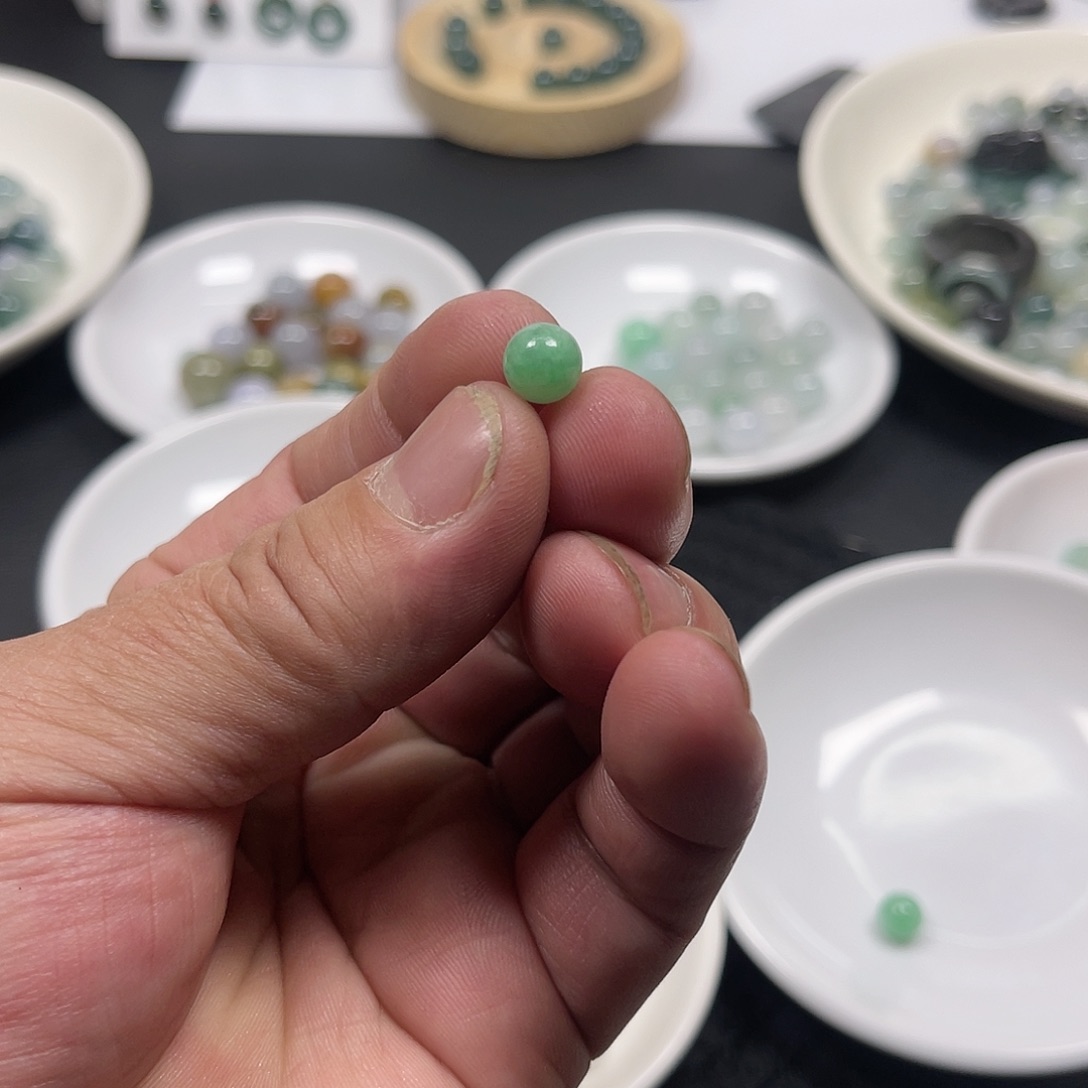 翡翠未镶嵌颈饰卡7.5的豆绿小圆珠