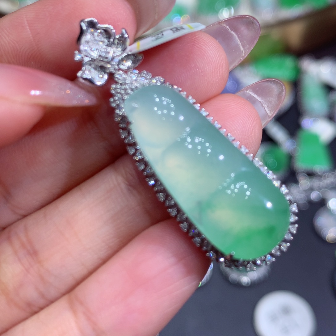 翡翠吊坠(赠链)18K金镶嵌