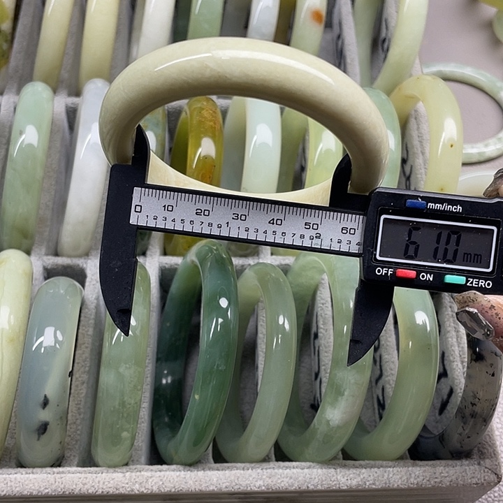 蛇纹石玉未镶嵌手镯252