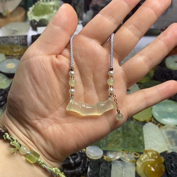 蛇纹石玉颈饰合金