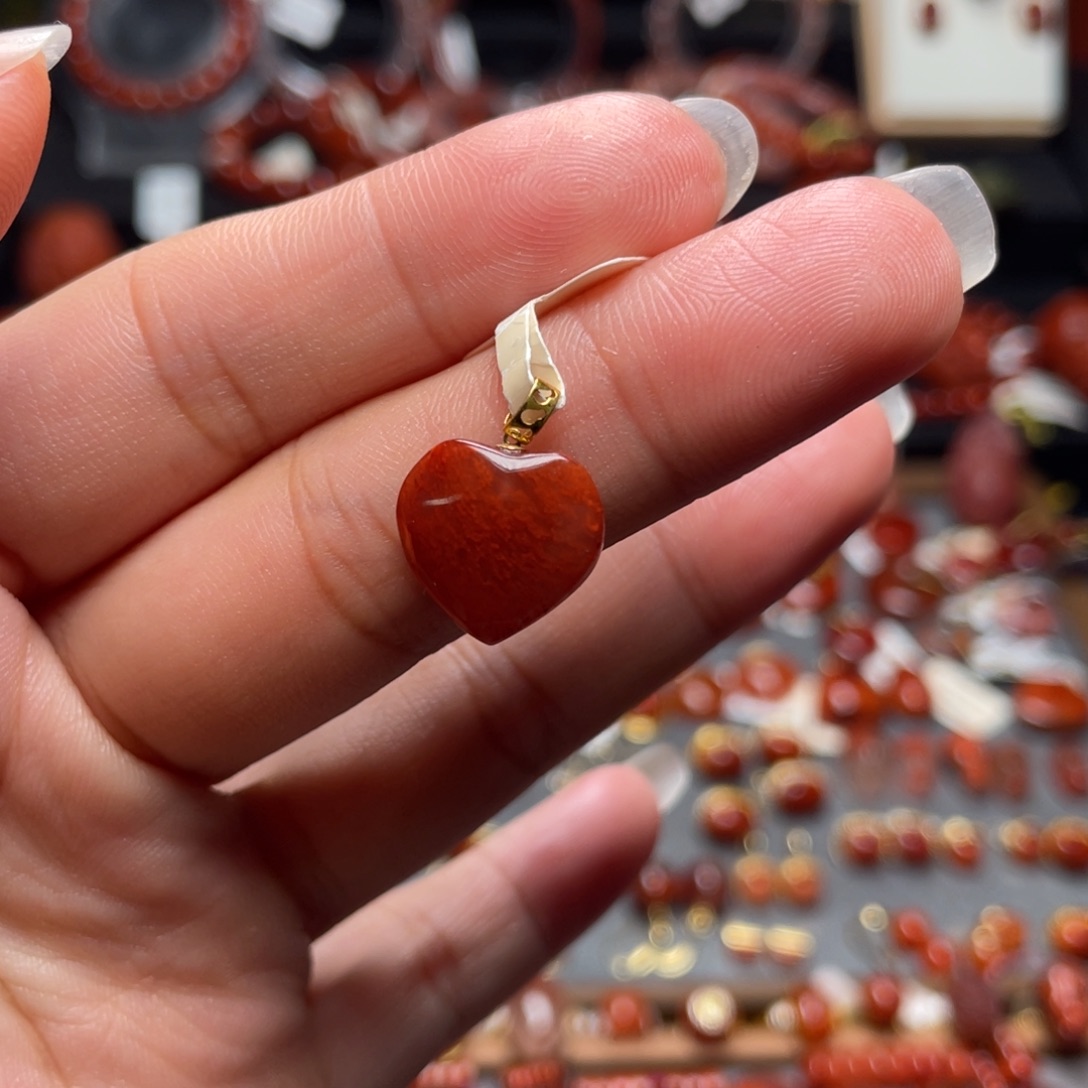 南红玛瑙18K金镶嵌爱心吊坠