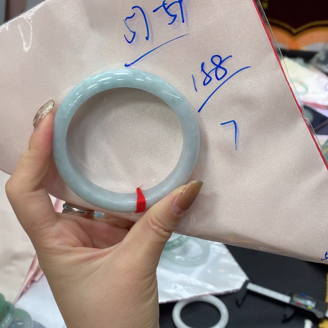 翡翠手镯未镶嵌比***买断