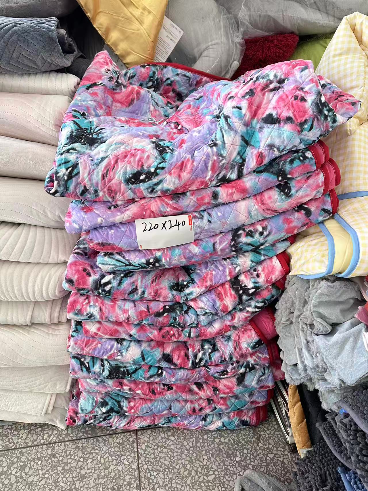 《兵哥外贸》3楼220×240粉色渐变花纹绗缝床盖 发一个填充棉花