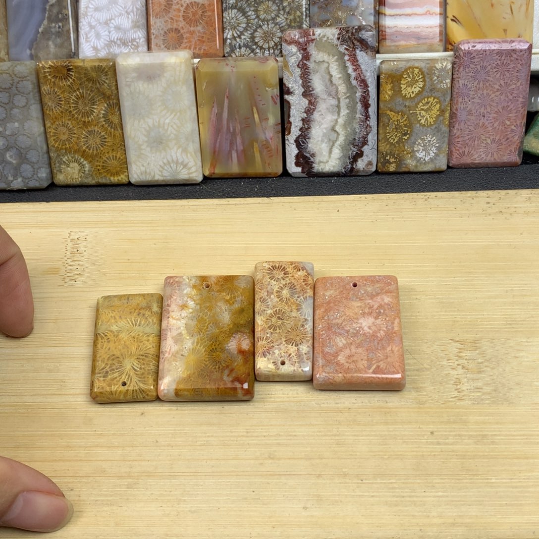 乐***遥硅化珊瑚（珊瑚玉）未镶嵌珠宝奇石