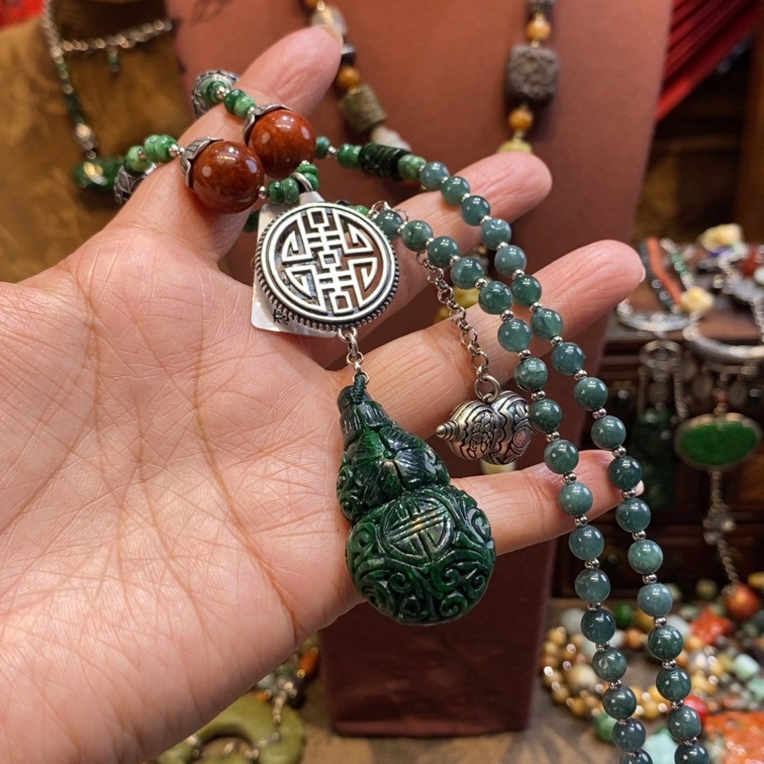 翡翠吊坠(赠链)未镶嵌