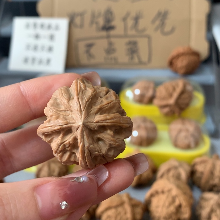 黄***文玩核桃吊坠异形单只，有瑕疵