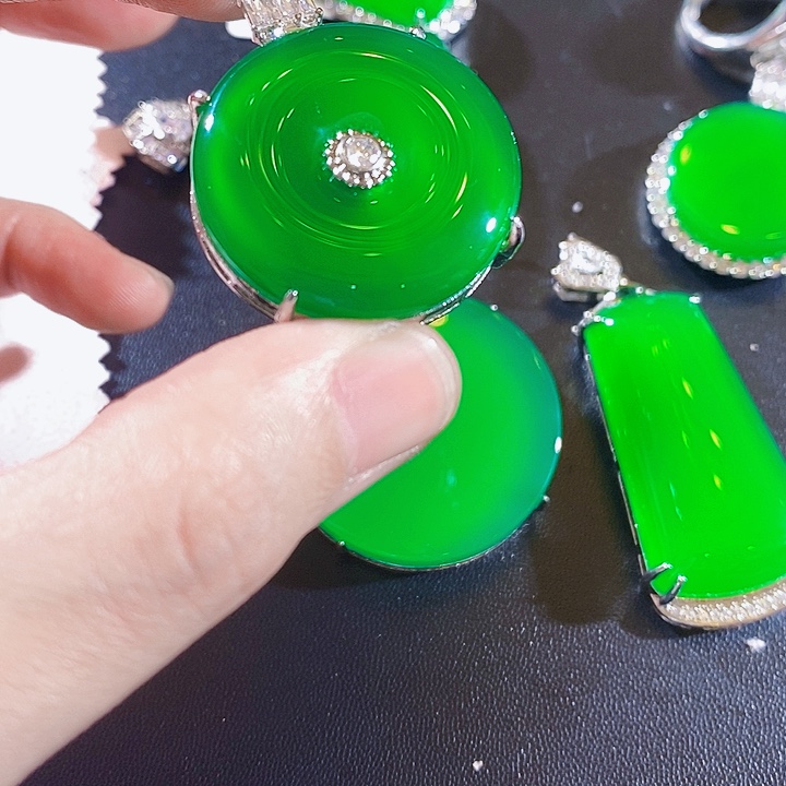 只买单纯的吊坠，没带链子，属的性质。无A22