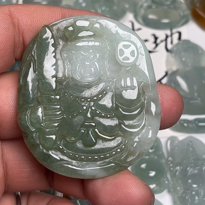 翡翠未镶嵌颈饰不动