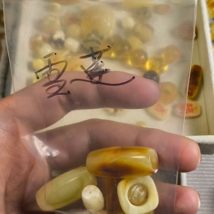 未镶嵌琥珀裸石雪*