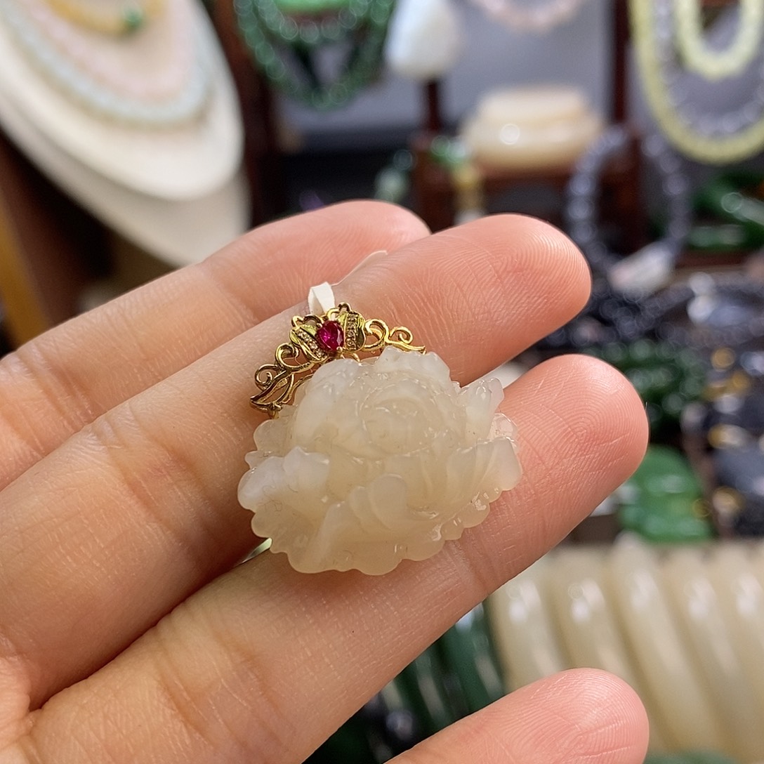 和田玉孤品福利款老矿料藕粉18.k牡丹花未镶嵌