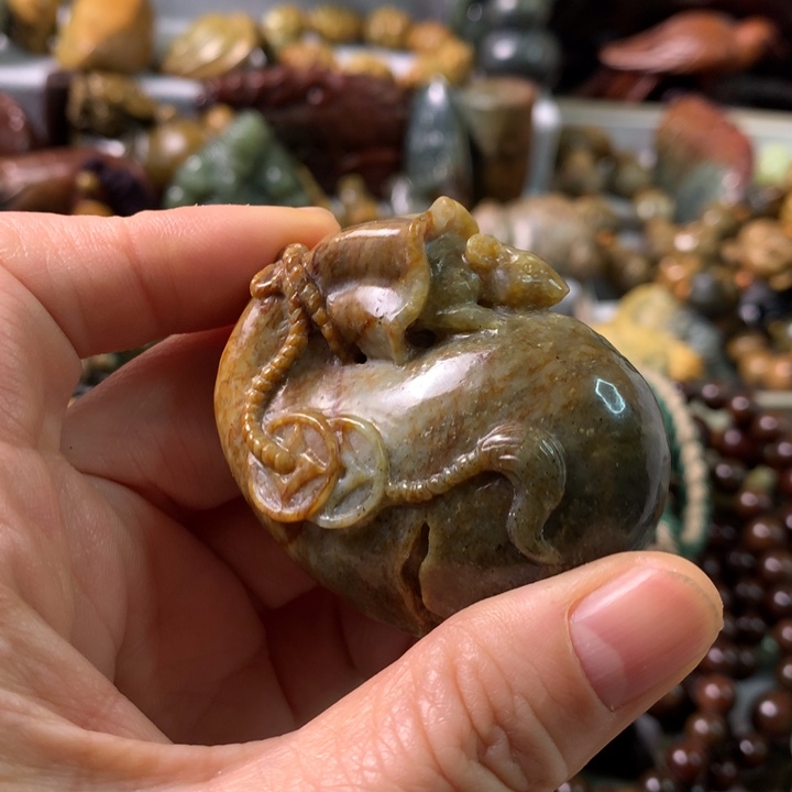 未镶嵌岫岩河磨玉（透闪石质玉）把件