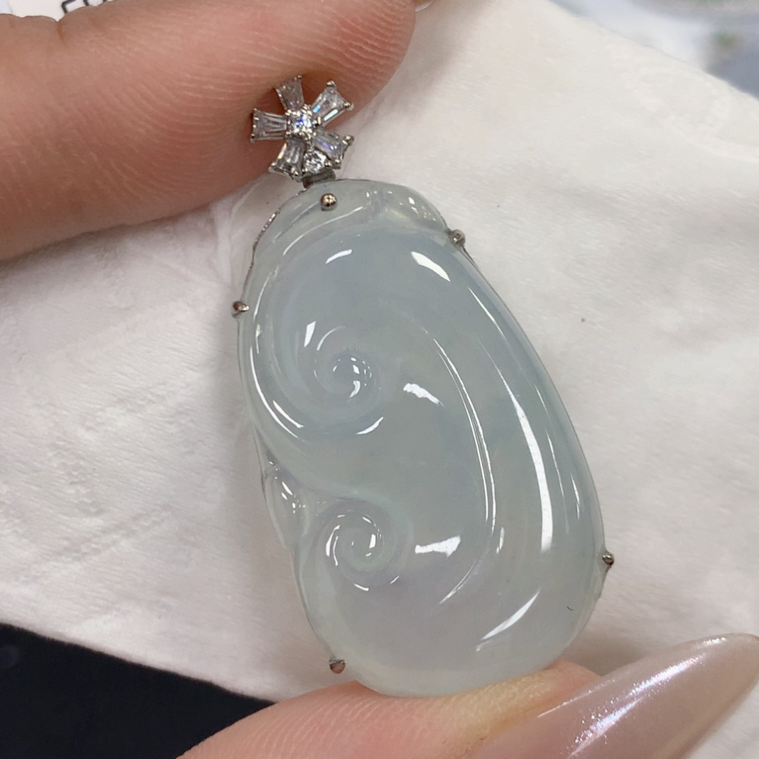 颈饰18K金镶嵌翡翠