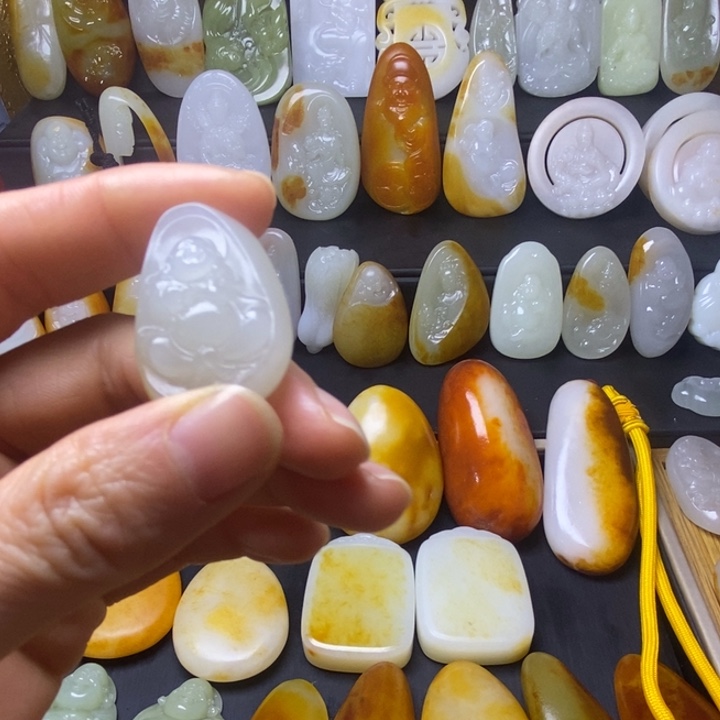 玉***宏和田玉未镶嵌颈饰