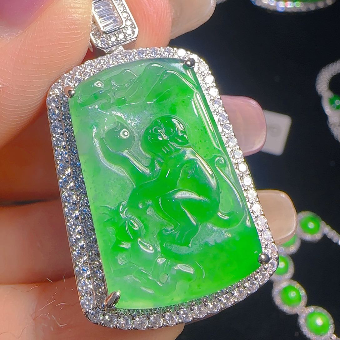 翡翠吊坠(赠链)未镶嵌