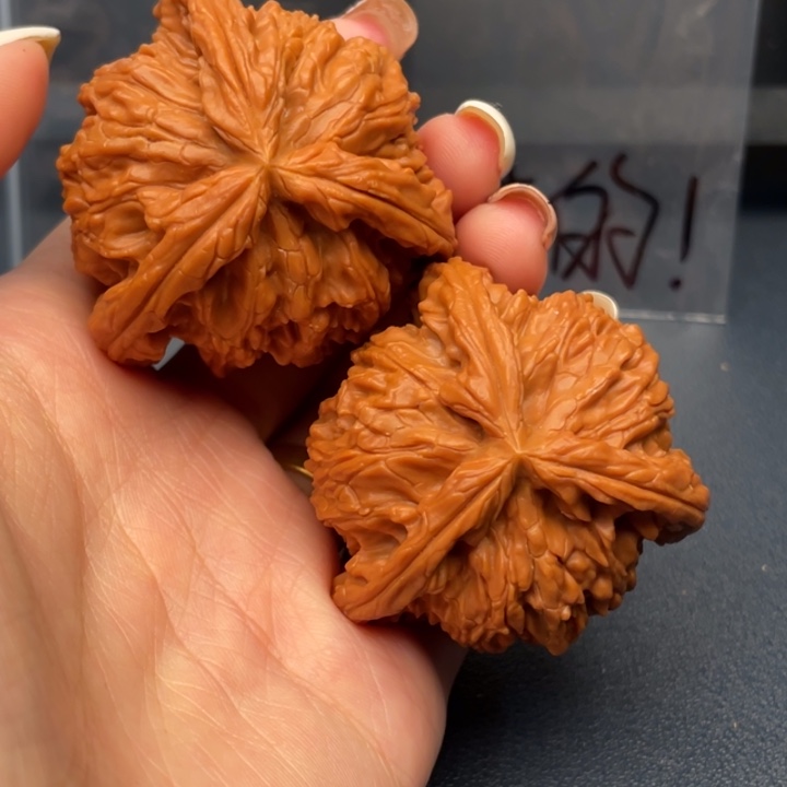 L***…文玩核桃吊坠白狮子