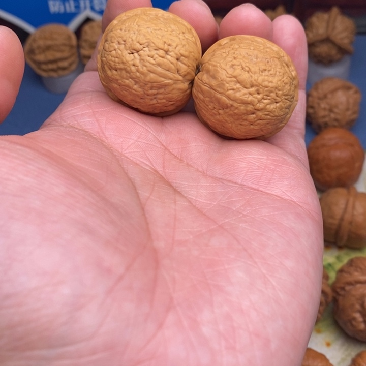 文玩核桃把件鱼籽纹