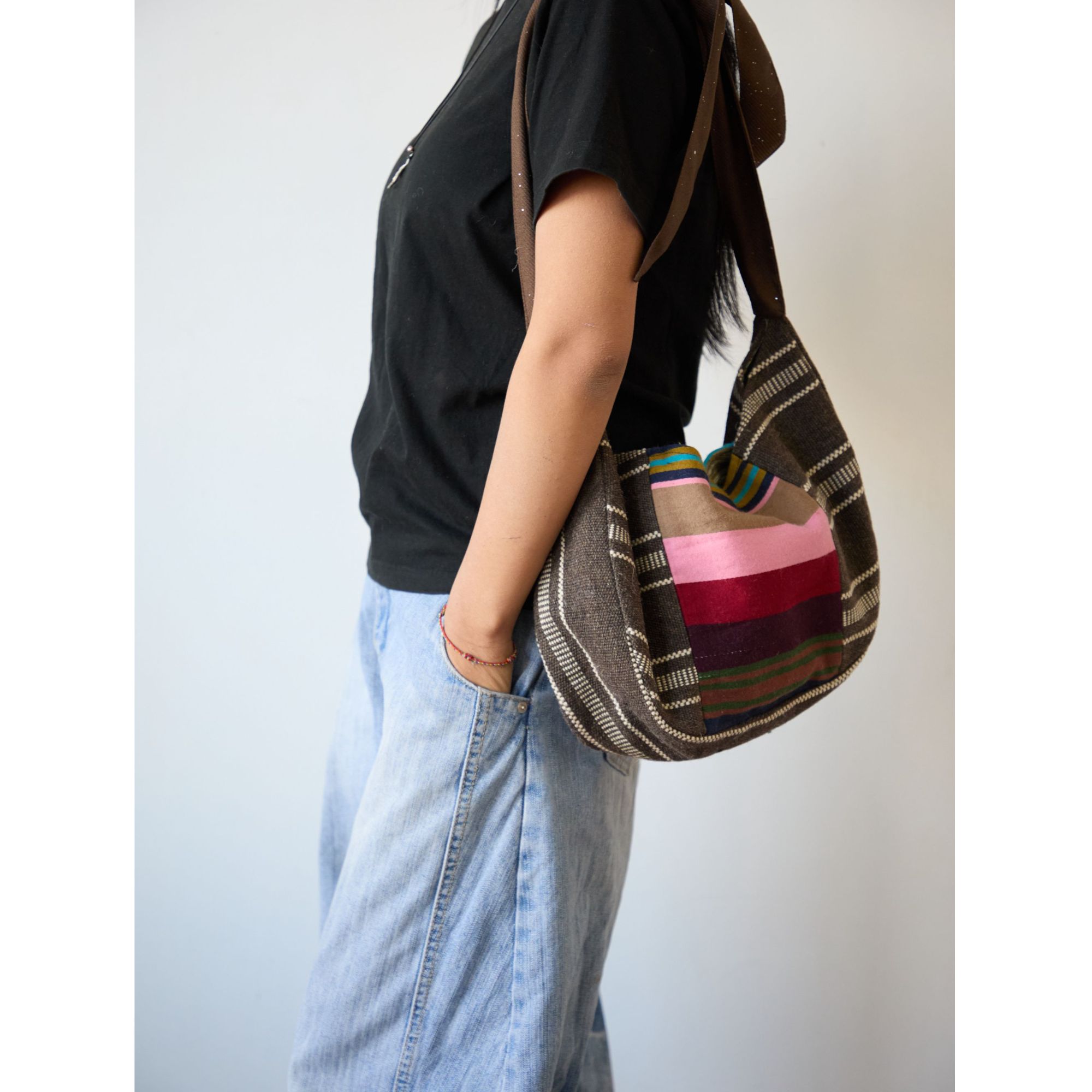 诺日原创彩纹半月两色文创包