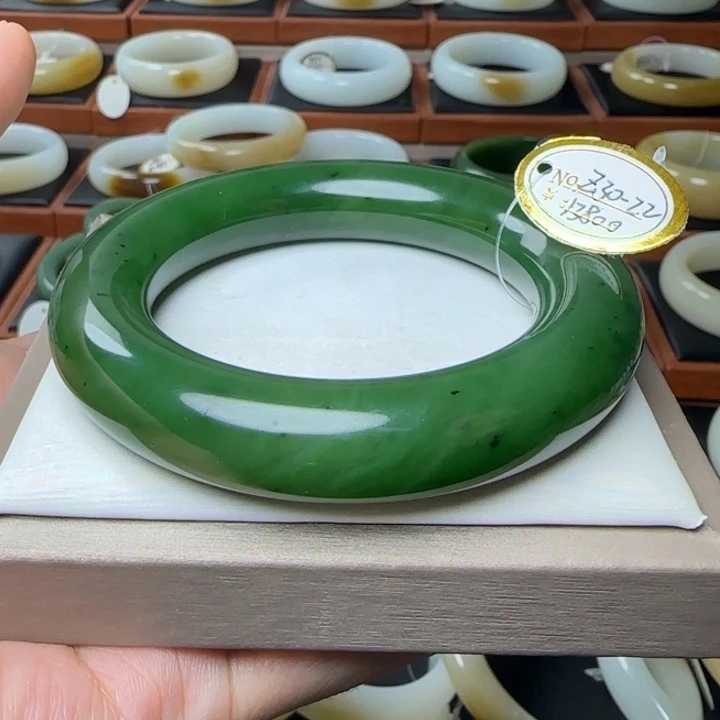 精品糖白和田玉手镯