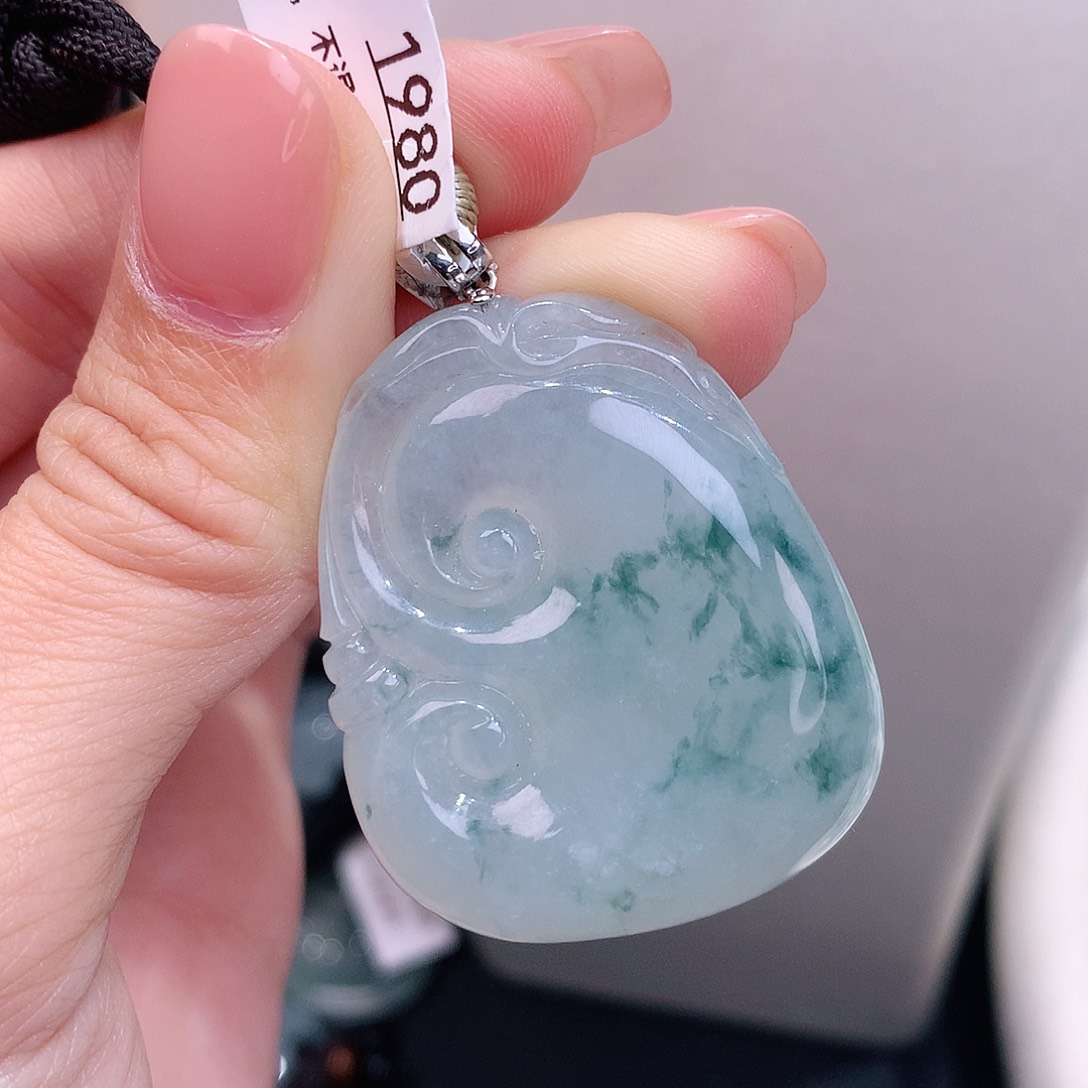 颈饰18K金镶嵌翡翠冰飘花大如意