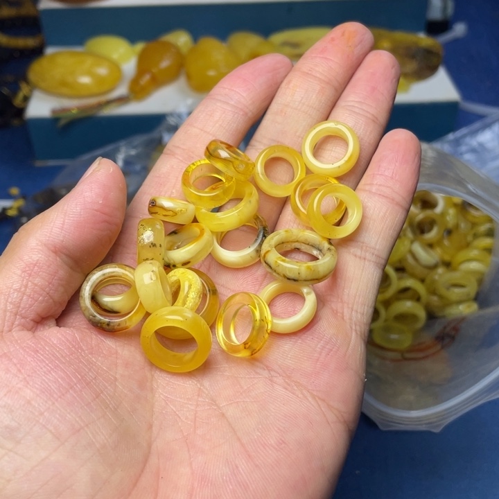 未镶嵌琥珀珠宝奇石