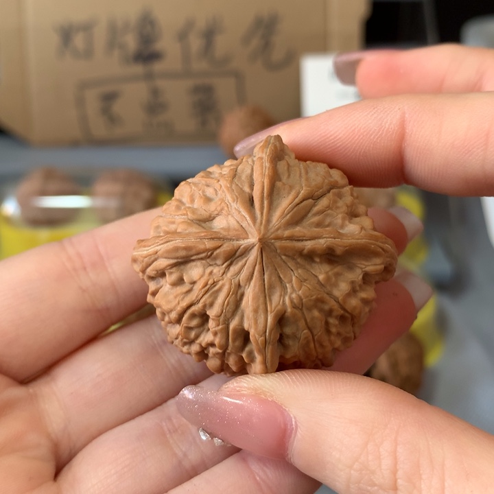 石***、文玩核桃吊坠异形单只，有瑕疵