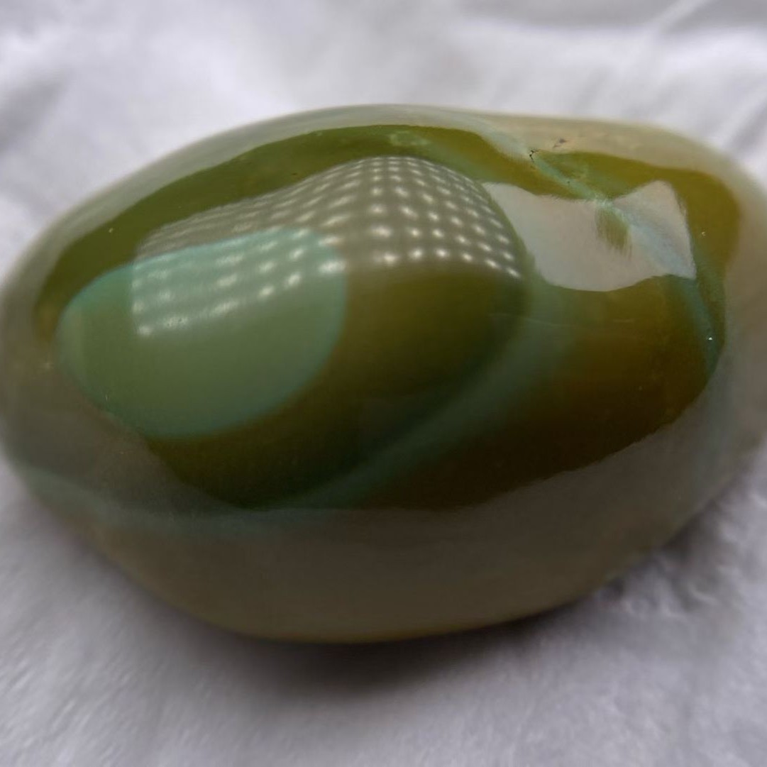 原矿高瓷精品绿松石。独特天眼  尺寸32.5*20.5*14.5mm。重14.6g