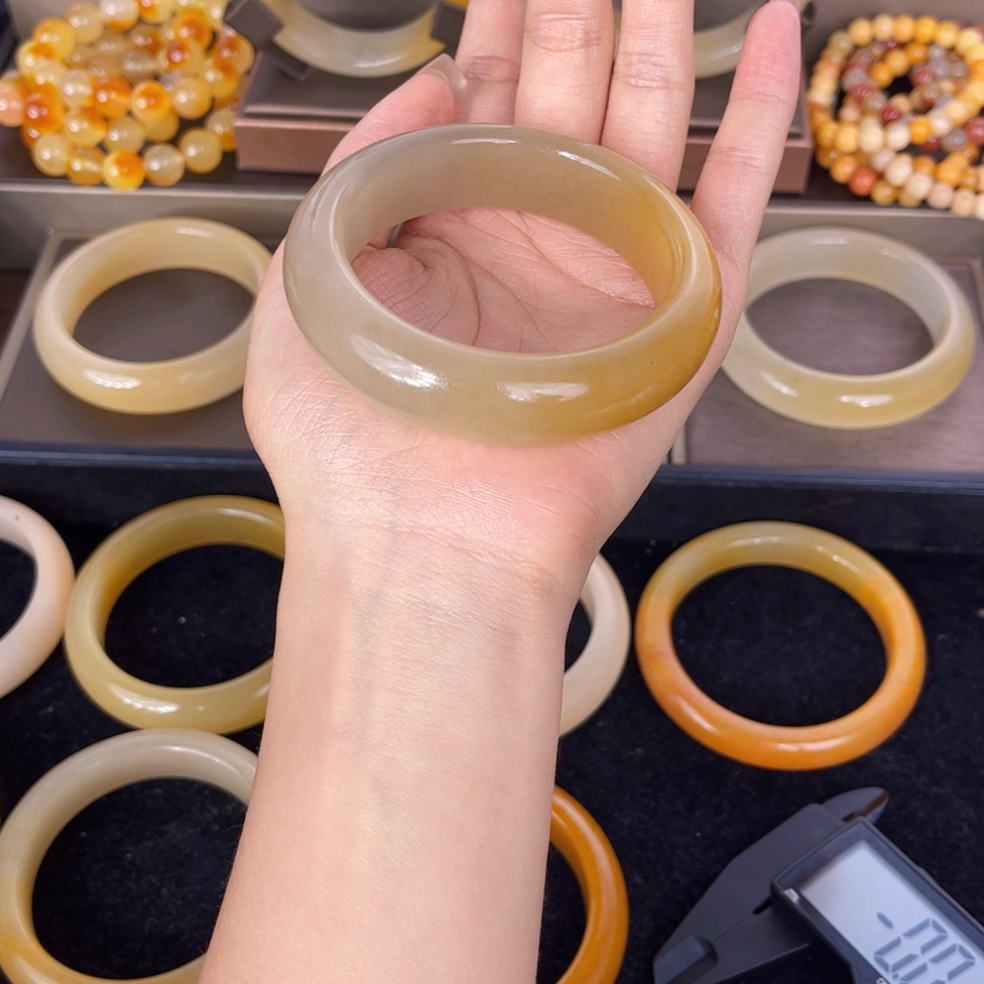 果****石英质玉（黄龙玉）未镶嵌手镯