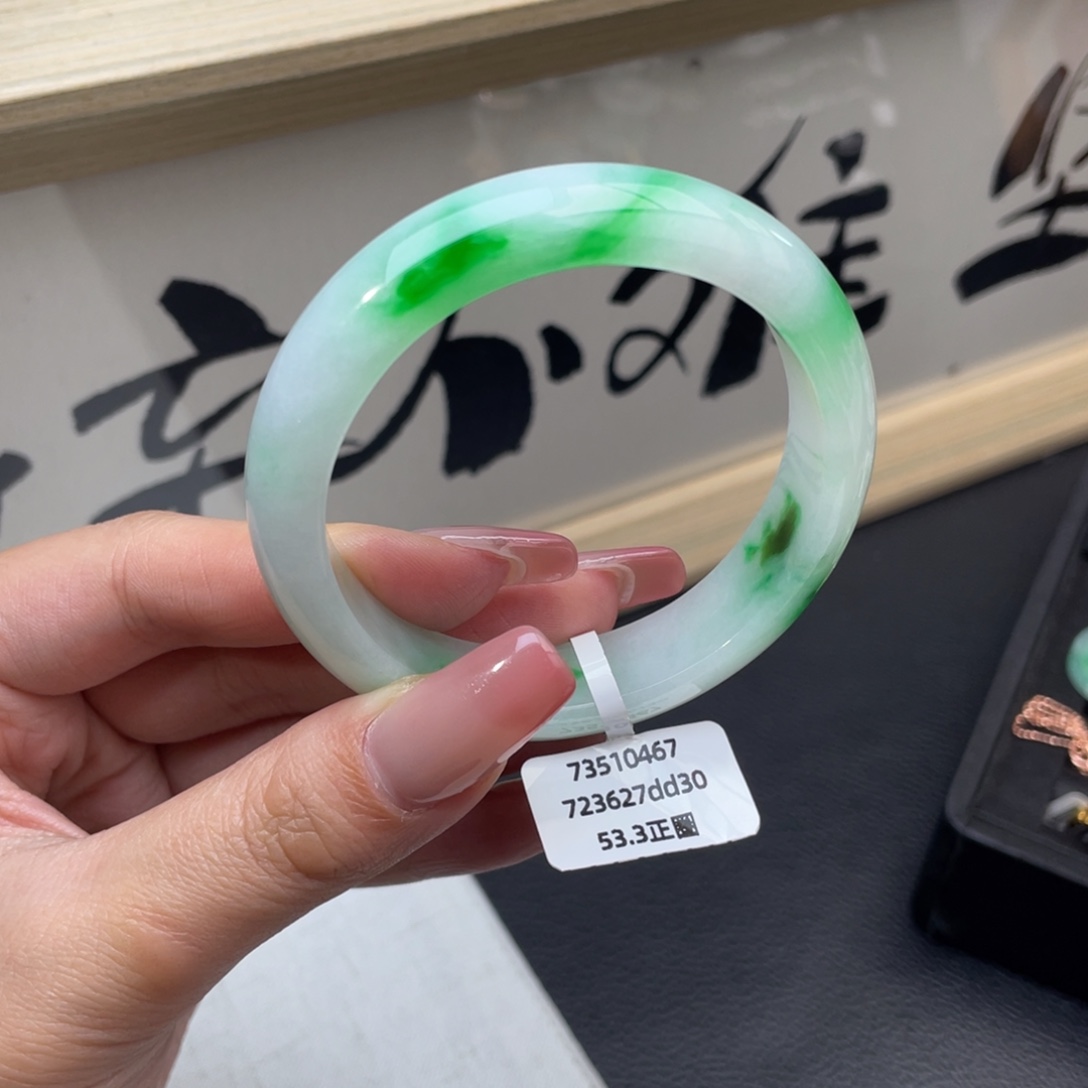 翡翠未镶嵌手镯正圈53.3白底青