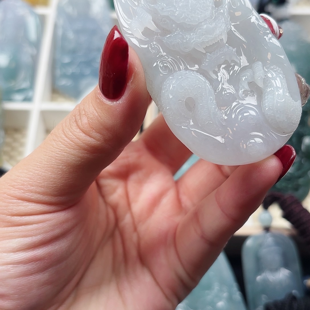 翡翠颈饰未镶嵌龙