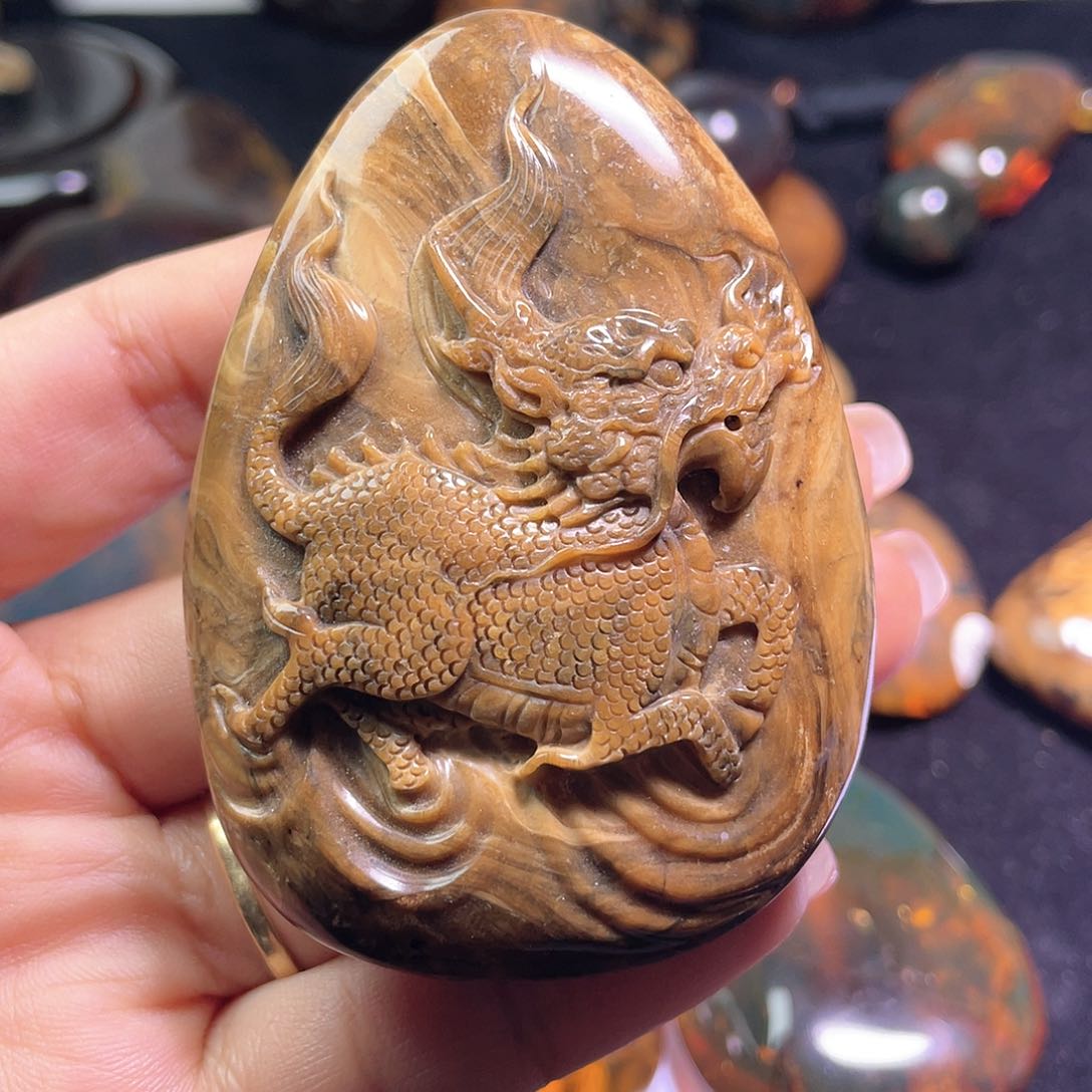 琥珀裸石未镶嵌？