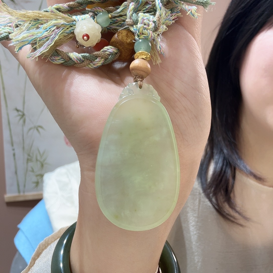 蛇纹石玉未镶嵌颈饰