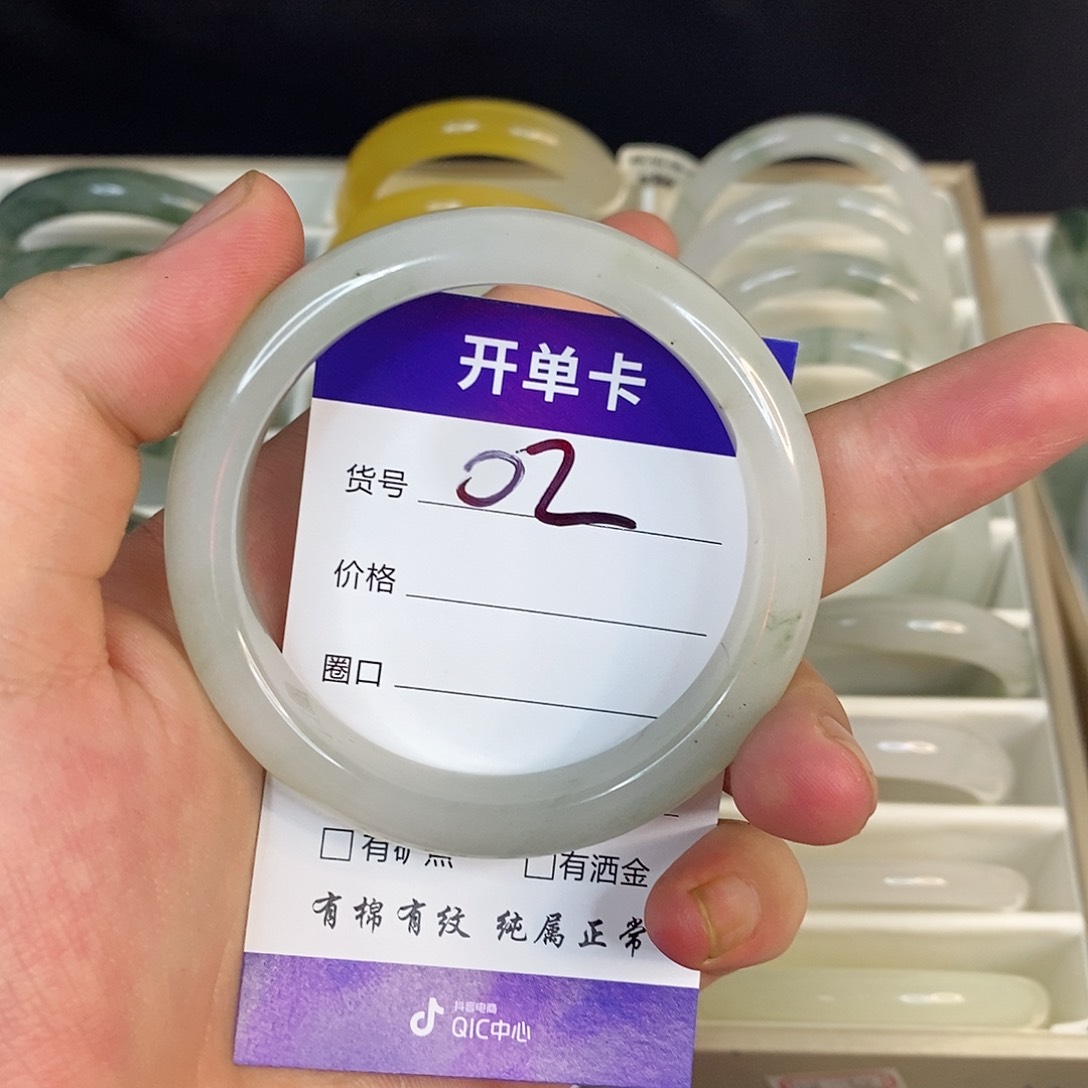 未镶嵌手镯石英质玉