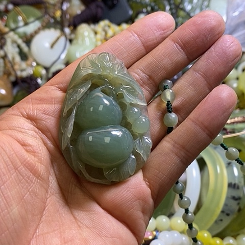 岫玉未镶嵌颈饰挂件