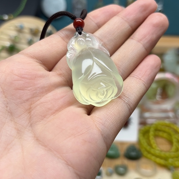 未镶嵌蛇纹石玉颈饰