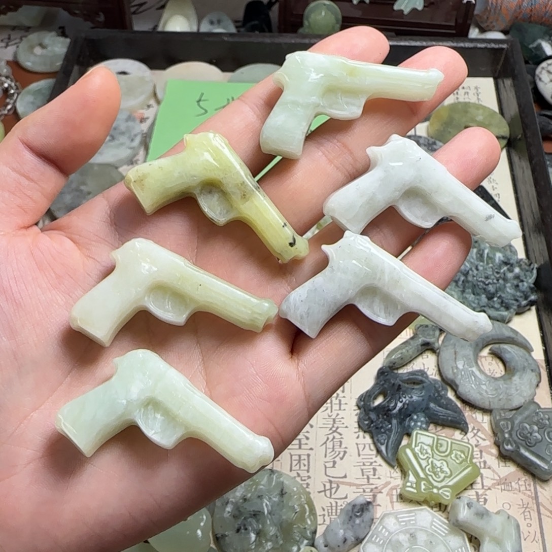 (***白蛇纹石玉未镶嵌颈饰玩具