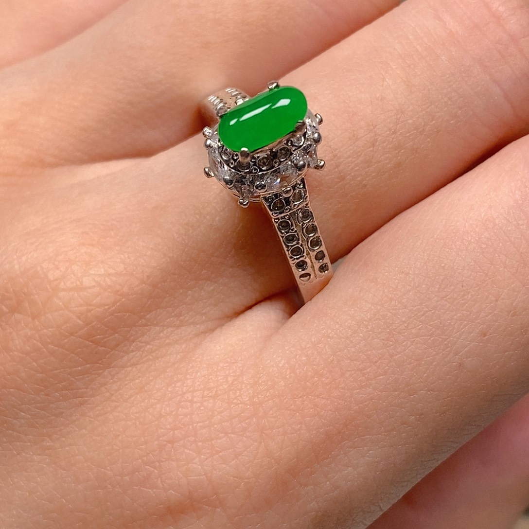 翡翠戒指未镶嵌辣绿色