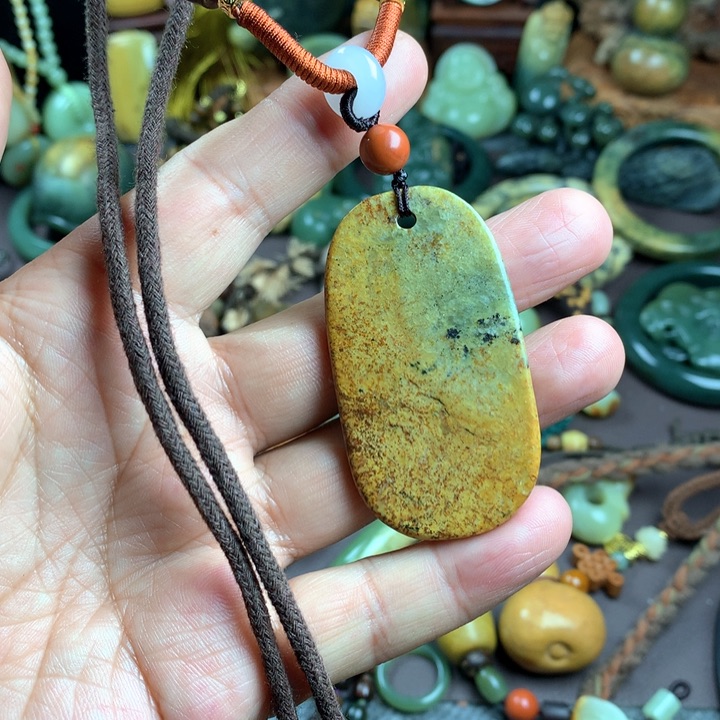 吊坠(赠链)未镶嵌岫岩河磨玉（透闪石质玉）