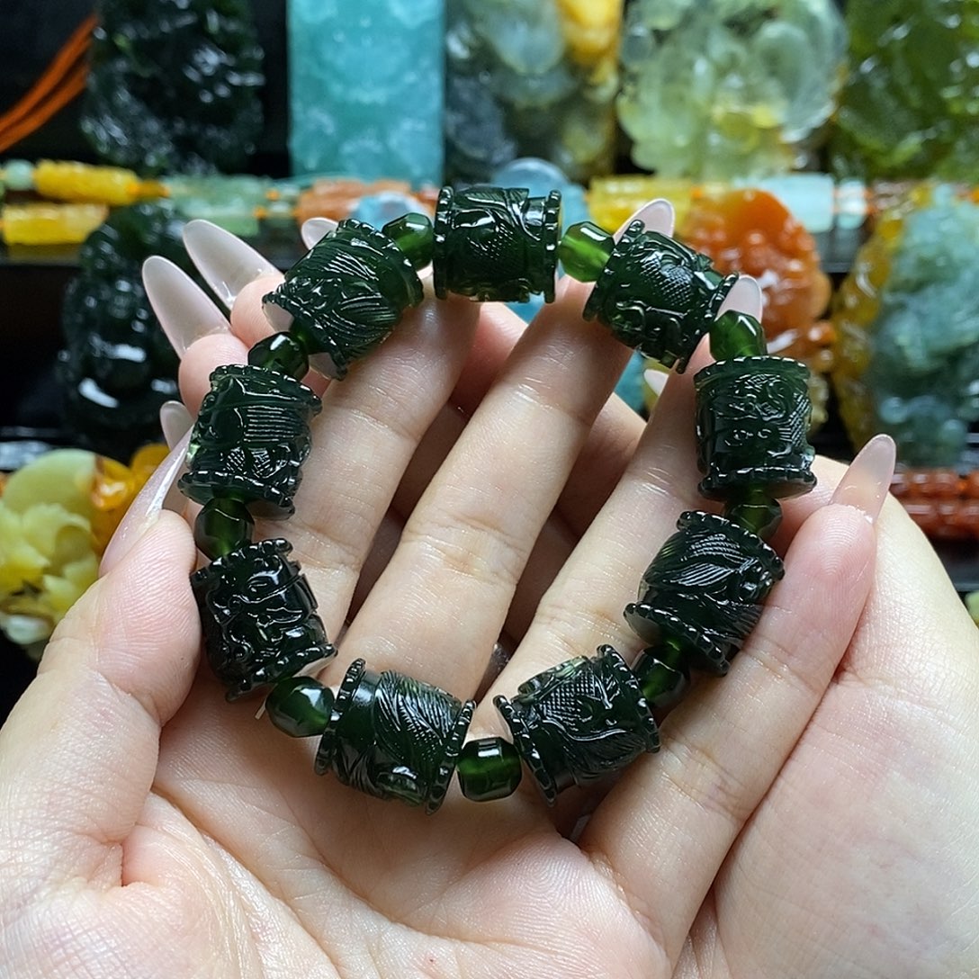 庸***知蛇纹石玉未镶嵌颈饰