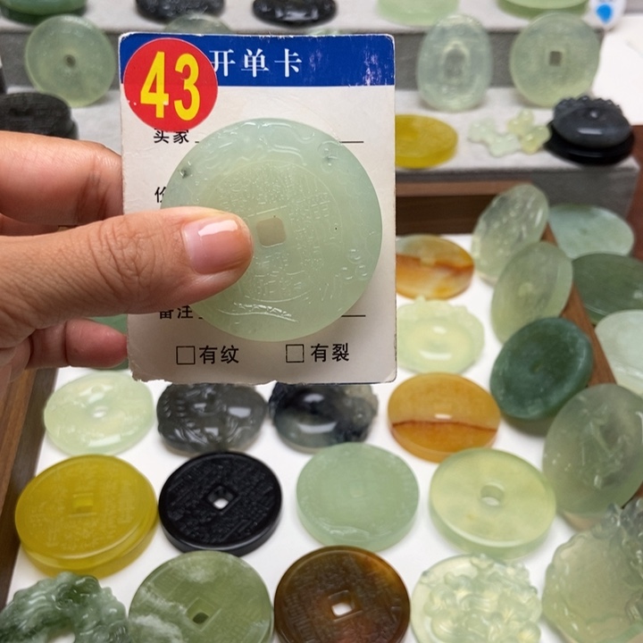 未镶嵌蛇纹石玉颈饰锦*