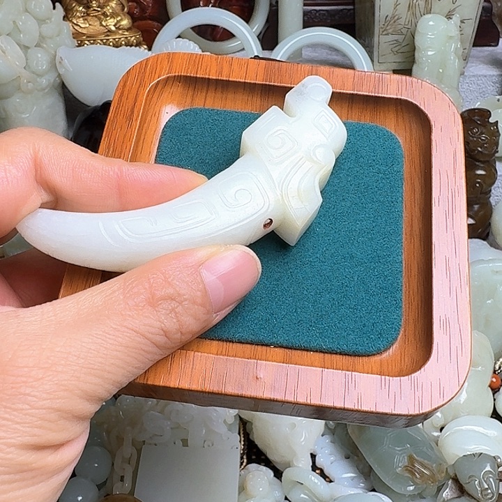 军***哥瓷片新号开播瓷盘一件