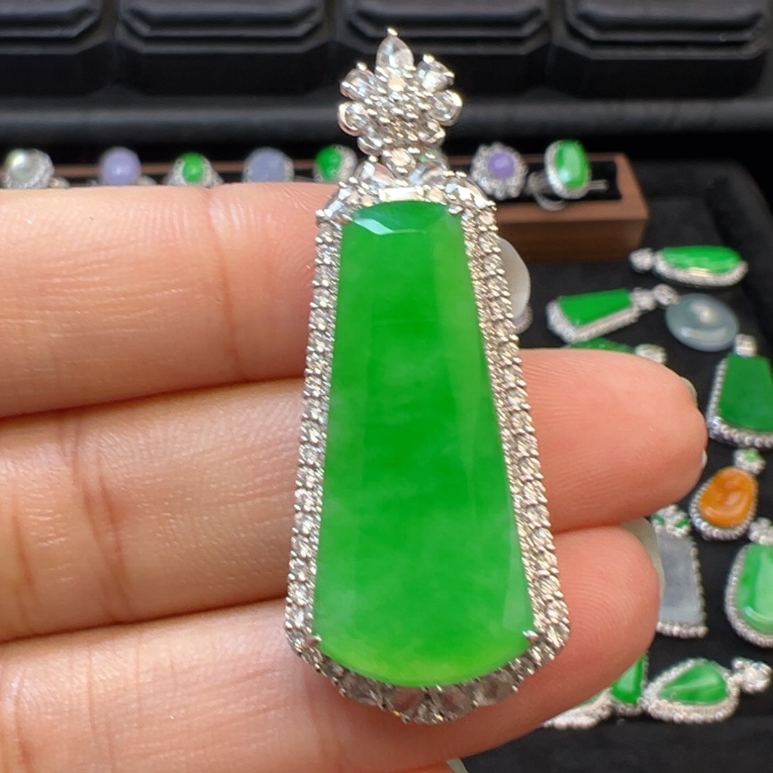 翡翠颈饰18K金镶嵌。*收货48小时鉴赏期