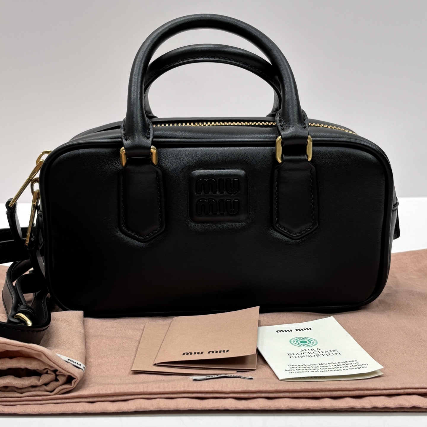 99新 MIU MIU/缪缪 黑金Arcadie保龄球小号手提斜挎包 00107