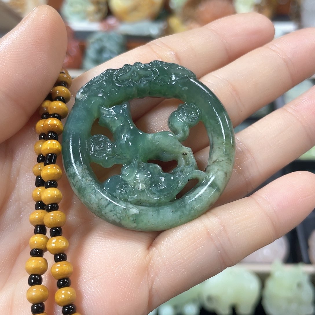 蛇纹石玉颈饰未镶嵌