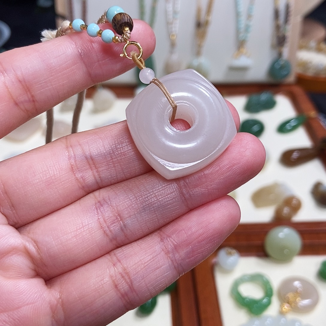 和田玉未镶嵌颈饰