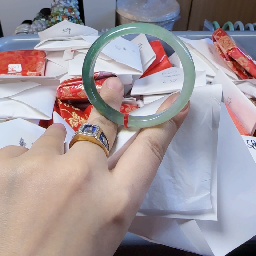 翡翠手镯未镶嵌卷**条