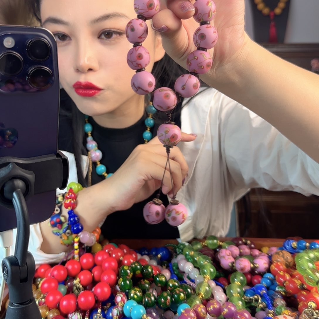 玻璃颈饰老琉璃的故事是一个人的故事吗