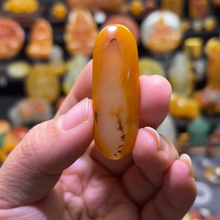 珊***幸石英质玉（黄龙玉）未镶嵌颈饰