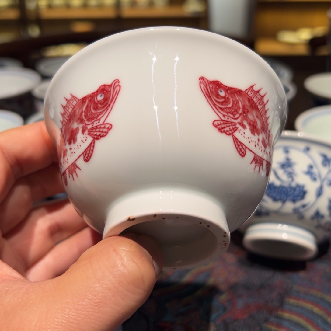 陶有缩釉精品青花釉里红三面鳜鱼压手杯口径约9.5厘米